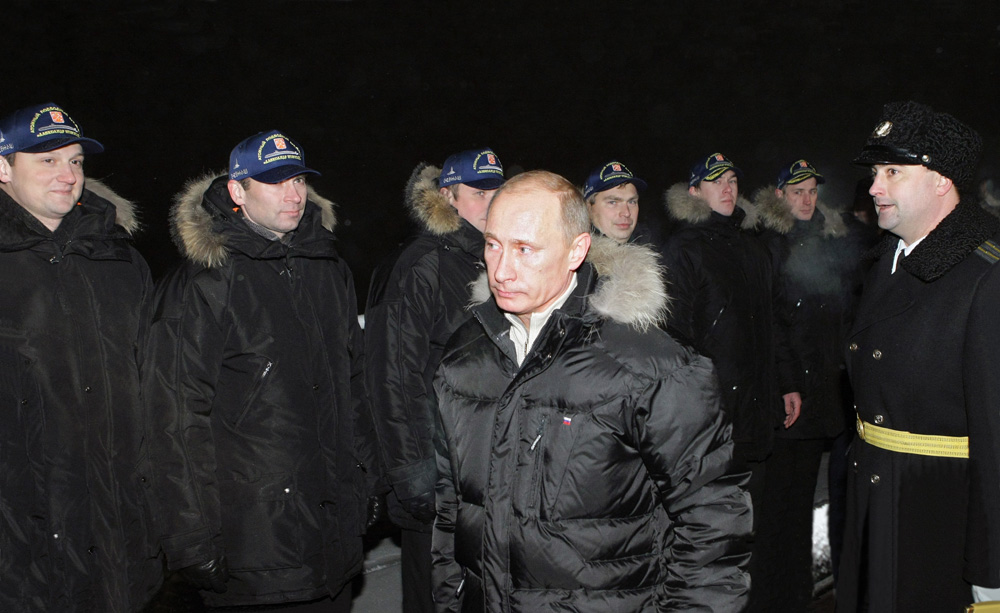 Владимир Путин приветствует сдаточную команду корабля