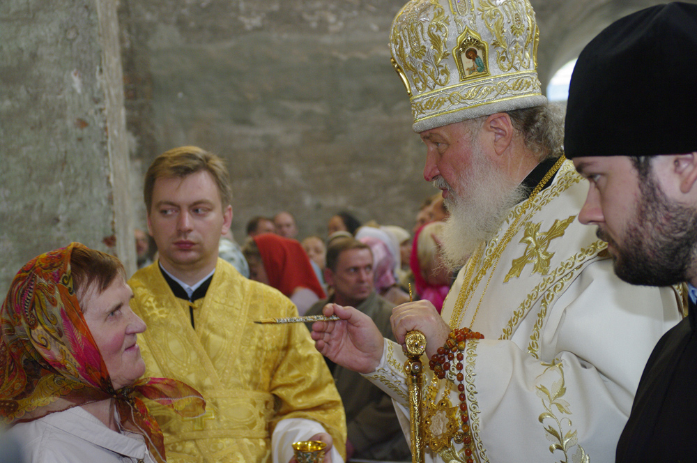 Патриарх Кирилл благословляет прихожан