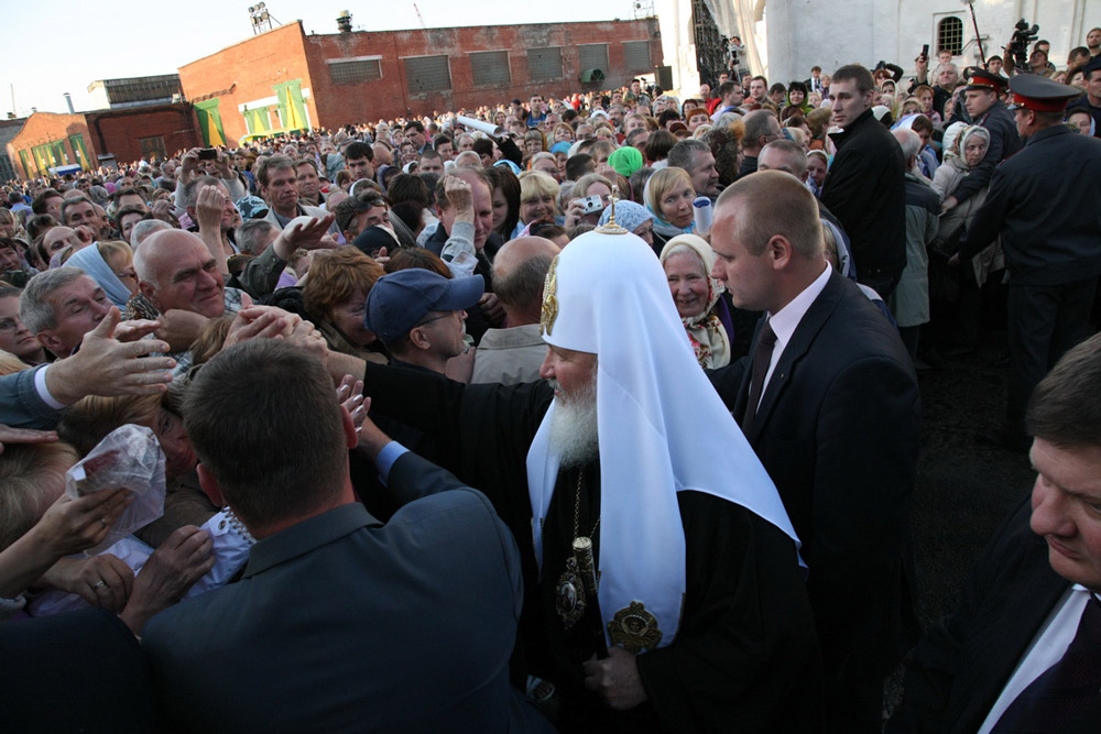 Патриарх Кирилл  с прихожанами